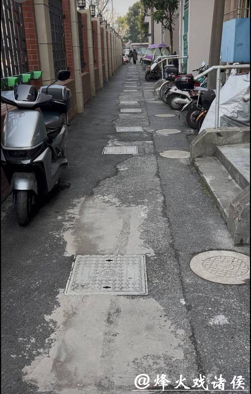 小区道路为啥“两面派”?七旬阿婆盼修“补丁路” 小区道路为啥“两面派”?七旬阿婆盼修“补丁路”
